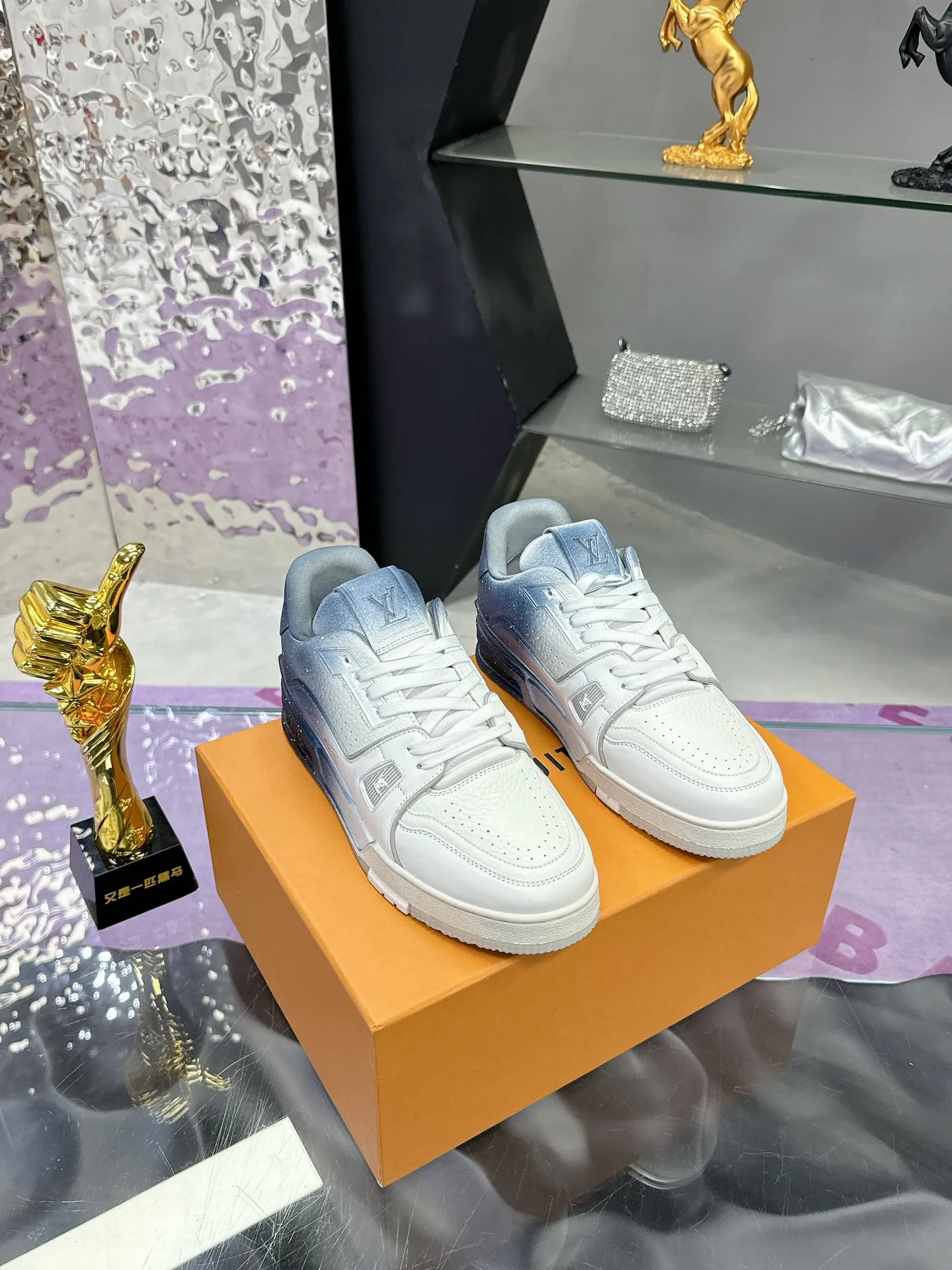 Men's men's shoes💰840❤️❤️❤️ (craft style, hand-rubbed, distressed, solid color, couple style) Original development, quality shipment, welcome to compare ❥❥❥❥❥❥LV sneaker series LV Trainer Maxi sneakers introduce the loose silhouette of the ready-to-wear series into the LV Trainer sneaker design written by Virgil Abloh, making an eye-catching appearance at the 2023 spring and summer men's wear show. The cow leather upper is combined with rough fabric laces, and colorful beading highlights the brand's classic elements. LV letters mark the tongue and Monogram floral outsole. Mixed materials Made of first-layer cowhide, wrapped in imported custom-printed denim, thick shoelace design, large Monogram print on the side, "lv 54" badges on the tongue and heel, rubber outsole decorated with Monogram flowers, mesh lining and cotton feet, the comfort is as extreme as ever, premium heritage, quality first, worth owning! Size: 35-40 for women, 39-44 for men (45 and 46 are custom-made and non-returnable) ♡Full set of packaging with original gift box